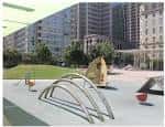 Área de juegos infantiles con esculturas metálicas en el parque