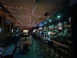Interior del TX Tea Room con iluminación tenue y decoración festiva