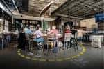 Interior del White Rock Alehouse con clientes sentados en mesas altas