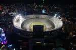 Vista nocturna del Cotton Bowl Stadium desde una perspectiva elevada