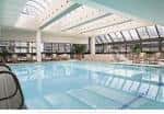 Piscina interior del hotel con techo acristalado y ambiente luminoso y relajante