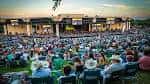 Vista panorámica del Dos Equis Pavilion durante un concierto al atardecer con el público en las gradas