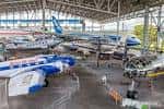 Vista panorámica del interior del hangar con múltiples aviones históricos expuestos
