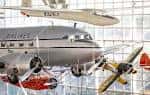 Avión Boeing clásico colgado en exhibición junto a otros modelos antiguos