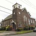 Fachada exterior del edificio Illume en Seattle, estilo iglesia convertida