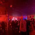 Interior del local con ambiente festivo y luces de colores
