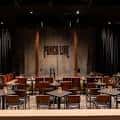 Interior del club de comedia Punch Line Irving con mesas y escenario