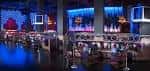 Interior del club con pantallas LED y ambiente nocturno