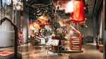 Exposición interior con instalaciones artísticas y elementos históricos