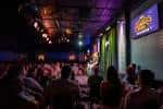Interior del Hyena's Comedy Nightclub con público y escenario iluminado