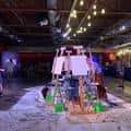 Instalación artística central en el espacio del evento
