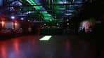 Interior del club con pista de baile iluminada y ambiente festivo