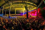Concierto en vivo con multitud y escenario iluminado