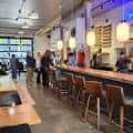 Interior del bar con mostrador y clientes