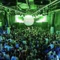 Interior de Nova SD con ambiente festivo y luces verdes