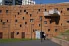 Fachada exterior del edificio Talud de la Ería con diseño arquitectónico en ladrillo