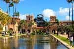 Paseo central del parque con canal reflejante y arquitectura española