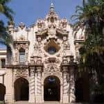Fachada principal del Teatro Casa del Prado con arquitectura neoclásica y detalles ornamentales
