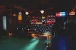 Interior del Sunset Tavern con escenario y butacas