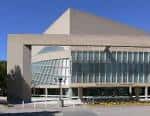 Vista exterior del Meyerson Symphony Center con su distintiva arquitectura moderna y fachada de vidrio