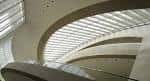 Interior del foyer con escaleras curvas y diseño arquitectónico elegante