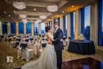 Boda en el salón principal del Houston Club con decoración elegante y vista a la ciudad