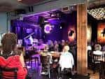 Interior del Royal Room con ambiente de música en vivo y luces de escenario