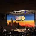 Escenario del Laughs Comedy Club con vista al skyline de Seattle