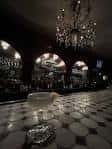 Interior elegante del bar con lámpara de araña y barra decorada