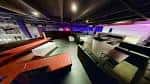 Vista panorámica del interior del club con mesas y ambiente nocturno