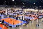 Vista panorámica del interior del North Texas Volleyball Center con múltiples canchas de voleibol en uso