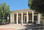 Vista exterior del Moody Coliseum con columnas clásicas y entrada principal