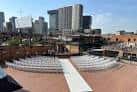 Vista diurna del patio al aire libre con sillas dispuestas para ceremonia y skyline de Dallas al fondo