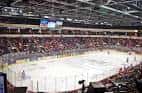 Partido de hockey sobre hielo en el Credit Union of Texas Event Center con público presente