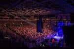 Concierto en el Credit Union of Texas Event Center con escenario iluminado y multitud