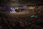 Evento masivo en el Credit Union of Texas Event Center con escenario y audiencia desde una perspectiva elevada