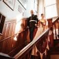 Pareja desfilando por las escaleras interiores del salón de eventos