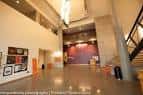 Interior del vestíbulo principal con escalera y acceso al auditorio