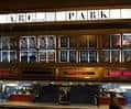 Fachada nocturna del cine ABC Park en Valencia con cartelera iluminada