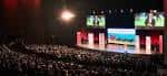 Evento en el teatro con público y pantalla grande en el escenario