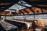 Interior del Olympic Rooftop Pavilion con mesas dispuestas para un evento