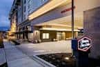 Entrada principal del hotel Hampton Inn & Suites Seattle/Northgate durante la noche