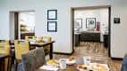 Área de desayuno con mesas y buffet en el interior del hotel