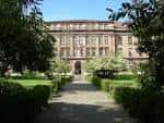 Vista exterior del edificio principal del Good Shepherd Center con jardines