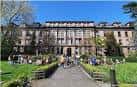 Exterior del centro mostrando la fachada histórica y áreas verdes