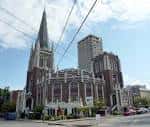 Vista exterior de la Seattle First Baptist Church con su característica torre gótica y fachada de ladrillo