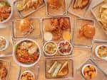 Vista cenital de una mesa llena de diferentes opciones gastronómicas