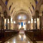 Interior de la capilla con bóveda y bancos de madera