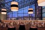 Sala de eventos con mesas redondas y grandes ventanales