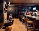 Interior del Skål Beer Hall con barra de madera y ambiente acogedor